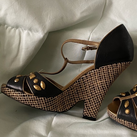 These are not for the faint of heart. Beautiful DKNY made in Italy platforms. - Picture 6 of 9